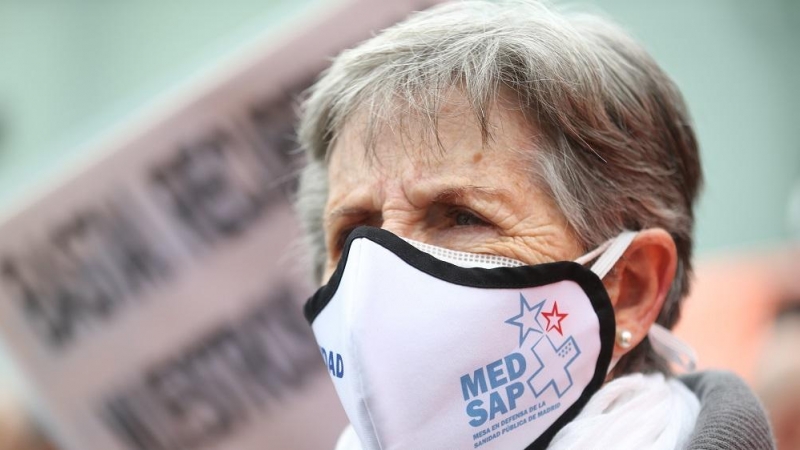 07/07/2022. Una mujer, con una mascarilla de la Mesa en Defensa de la Sanidad Pública, se manifiesta frente a la Asamblea de Madrid, a 24 de marzo de 2022, en Madrid.