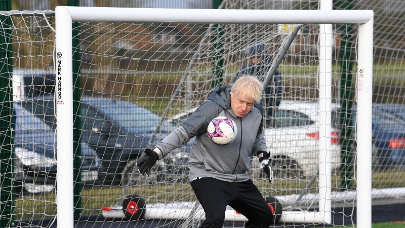 Boris Johnson para un penalti.