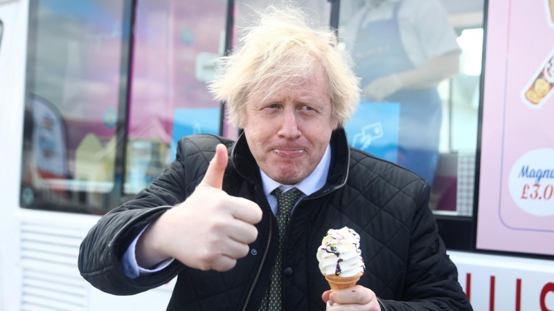 Boris Johnson se come un helado.