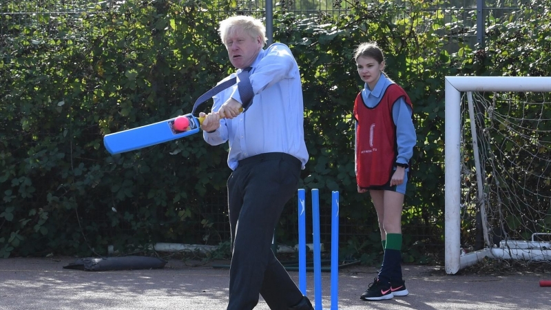 Johnson golpeando una pelota.