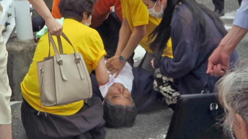 El ex primer ministro japonés Shinzo Abe, atendido tras ser disparado durante un acto electoral.