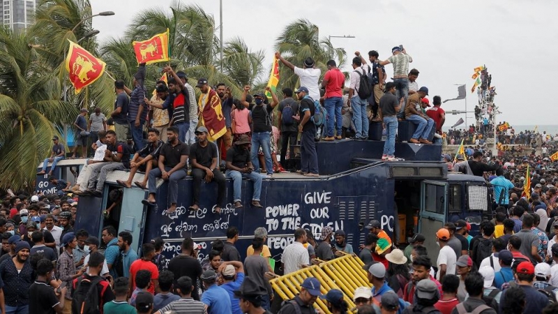 Un grupo de civiles toma un camión policial durante las protestas en Sri Lanka.