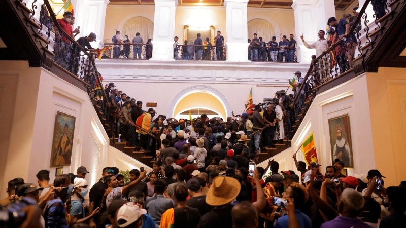 Las escaleras del interior de la residencia presidencial, repletas de ciudadanos.