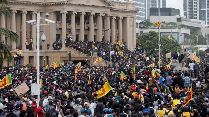 El exterior de la casa presidencial, repleta por la multitud que ha asaltado el palacio.