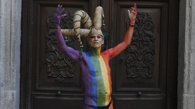 Rampon Linaza tiene 65 años es un actor gay que se defina además como ecologista. Definió su sexualidad a los 16 años, y participó en la primera marcha de Orgullo gay en 1978. Con supareja Carlos Patiño, fallecido hace 7 años, fueron conocidos a fines de
