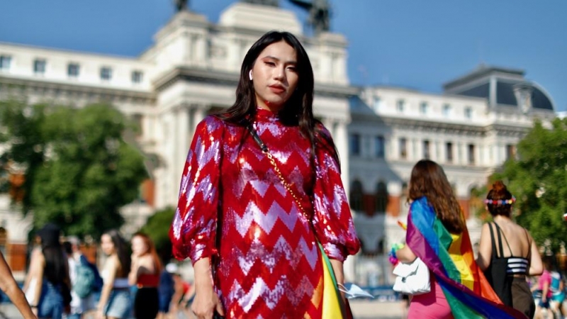 Tracey Xio es una gay china que está estudiando un Master en Teatro y Artes en la Universidad Complutense de Madrid. Tiene 24 años y es de Kuomintang, donde la sociedad es reacia a cambios de sexualidad, por eso encuentra que en España que gente es simpát