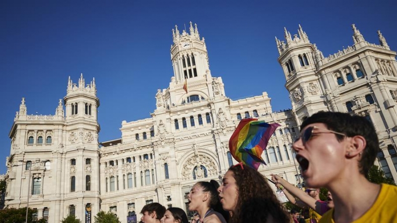 Manifestación del Orgullo 2022 que este sábado recorre las calles de Madrid bajo el lema “Frente al odio: visibilidad, orgullo y resiliencia”, con la ley trans y un pacto social contra los discursos de odio como principales reivindicaciones.