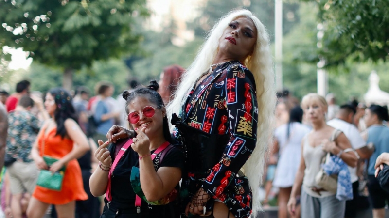 David es de Venezuela, está hace tres años y medio en Madrid y es auxiliar de enfermería. Aboga por mostrar el arte que se lleva dentro, se siente feliz así como es. En la foto posa con Camila Rincón, una chica colombiana de 23 años.