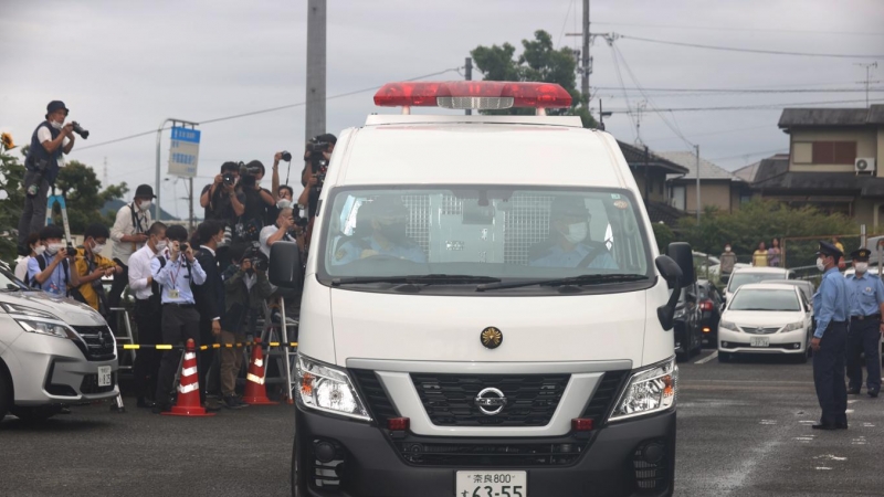 Un vehículo policial transporta a Tetsuya Yamagami, el sospechoso que disparó al ex primer ministro japonés Shinzo Abe.- EFE/EPA/JIJI PRESS JAPAN OUT EDITORIAL USE ONLY