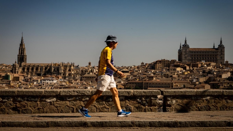 10/07/2022 Un hombre camina por una calle de Toledo