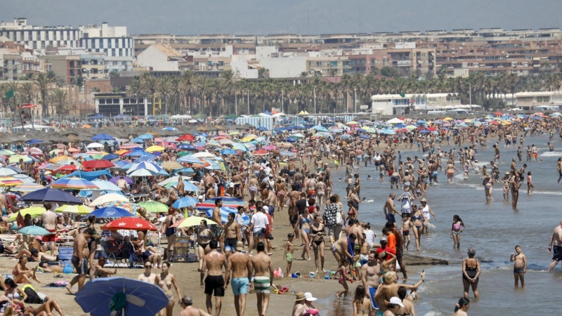 09/07/2022 Cientos de personas se agolpan en la playa de la Malvarrosa de València