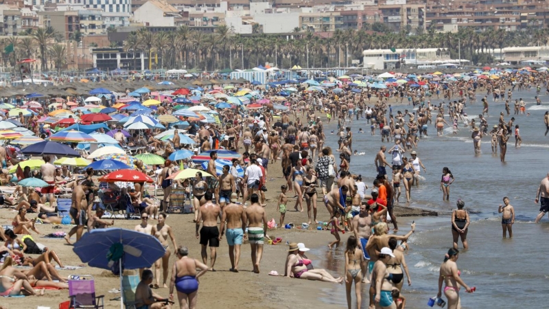 09/07/2022 Cientos de personas se agolpan en la playa de la Malvarrosa de València