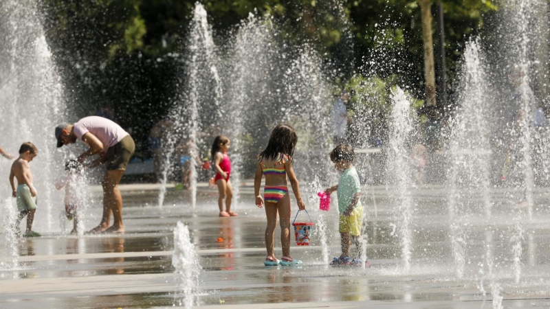 10/07/2022 Un grupo de niños y niñas se refresca en las fuentes del Parque Central de València