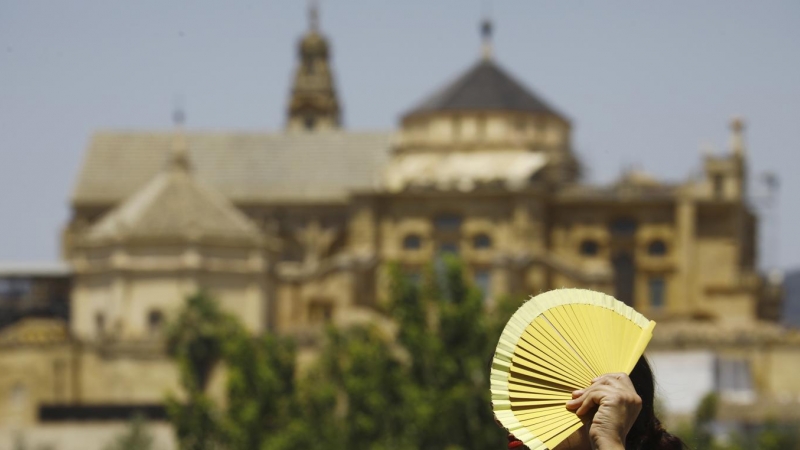 10/07/2022 Una persona se tapa el sol con un abanico en Córdoba