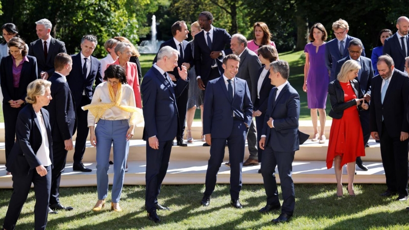 El Presidente Emmanuel Macron con los ministros de su Gobierno en el Palacio Presidencial del Elíseo en París.- EFE/EPA/LUDOVIC MARIN