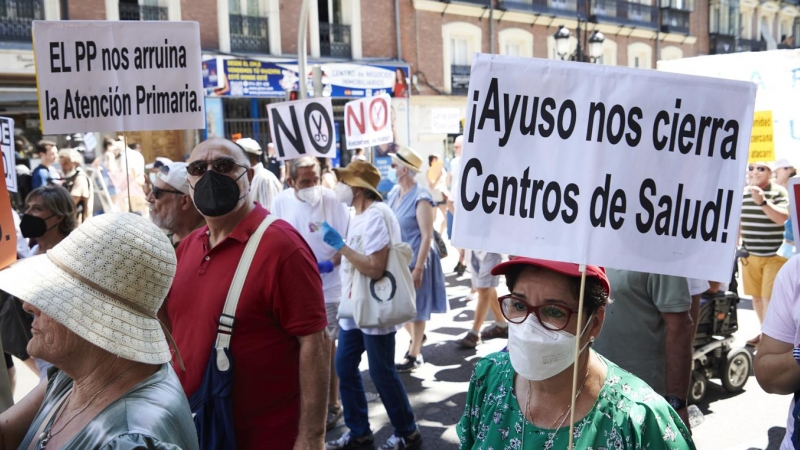 10/07/2022 Algunos de los asistentes a la manifestación de La Mesa en Defensa de la Sanidad Pública de Madrid