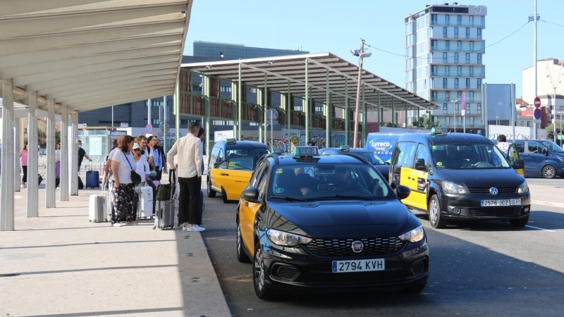 11/07/2022 - Taxis a l'estació de Sants, a Barcelona.