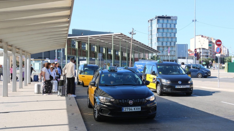 11/07/2022 - Taxis a l'estació de Sants, a Barcelona.