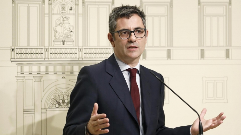 08/07/2022-El ministro de la Presidencia, Félix Bolaños, durante la rueda de prensa posterior a su reunión en el Palau de la Generalitat con la consellera de Presidencia, Laura Vilagrà, el viernes 8 de julio