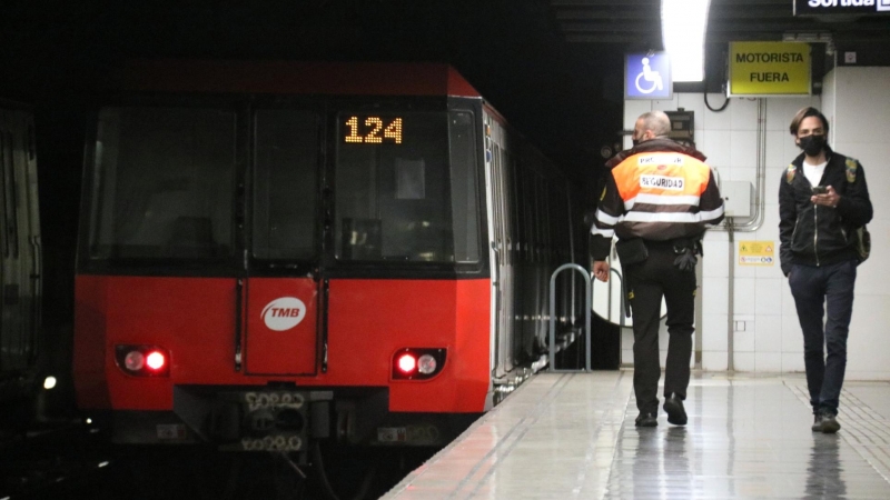 27/04/2022 - El Metro de Barcelona a l'estació de Fondo.