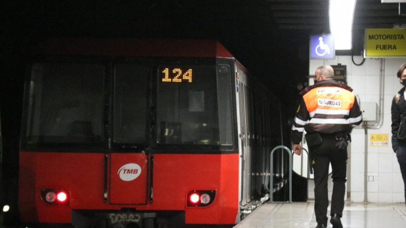 27/04/2022 - El Metro de Barcelona a l'estació de Fondo.