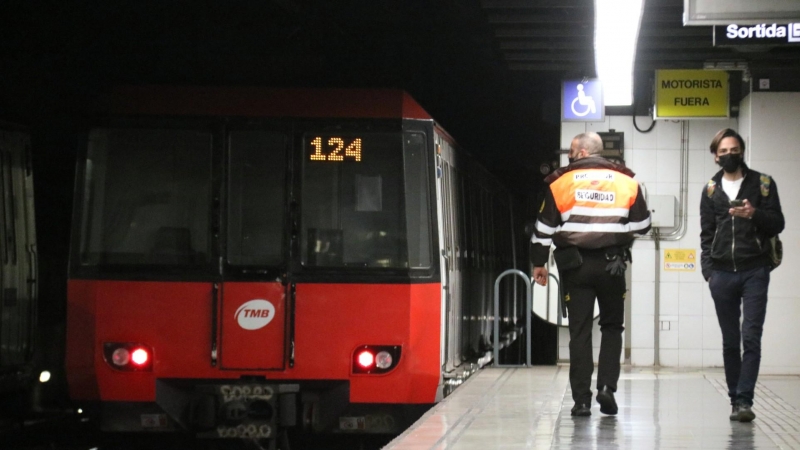 27/04/2022 - El Metro de Barcelona a l'estació de Fondo.