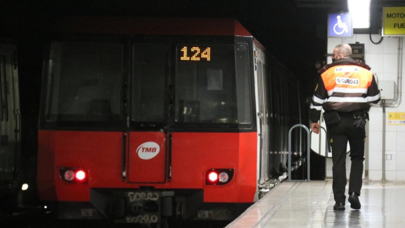 27/04/2022 - El Metro de Barcelona a l'estació de Fondo.