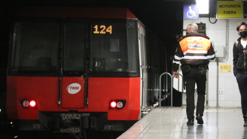 27/04/2022 - El Metro de Barcelona a l'estació de Fondo.
