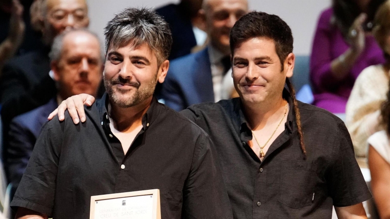 11/07/2022-Los integrantes del dúo musical 'Estopa', los hermanos David y José Manuel Muñoz, tras recibir la 'Creu de Sant Jordi' durante el acto que se celebra este lunes en el Teatro Monumental de Mataró