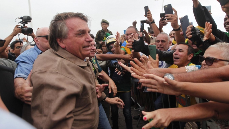 12/07/2022 - El presidente de Brasil, Jair Bolsonaro, saluda a sus partidarios durante un mitin en caravana en Salvado, estado de Bahía, Brasil, el 2 de julio de 2022.