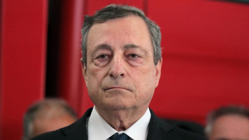 12/07/2022 - El primer ministro italiano, Mario Draghi, da una rueda de prensa en el cuartel de bomberos de Canazei el 4 de julio de 2022.