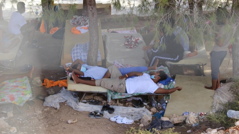 10/07/2022-Migrantes en el centro de recepción de Lampedusa el 10 de julio