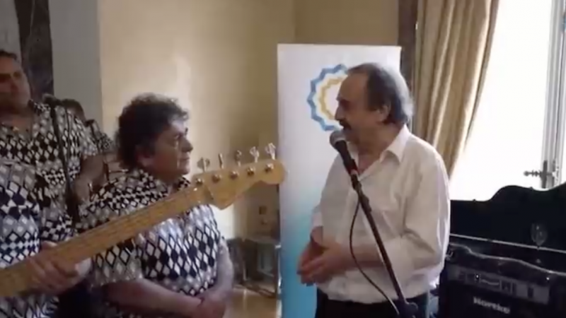 El embajador de Argentina en España, Ricardo Alfonsín, en un momento del encuentro con el grupo de cumbia Los Palmeros