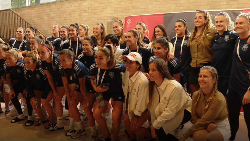 12/07/2022 Imagen de las jugadoras de la Selección de Fútbol junto a las 'embajadoras de Iberdrola'.
