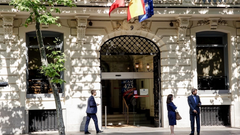 Una persona pasa al lado del Ilustre Colegio de Abogados de Madrid (ICAM), que pasa a llamarse Colegio de Abogacía de Madrid, a 11 de julio de 2022, en Madrid (España).
