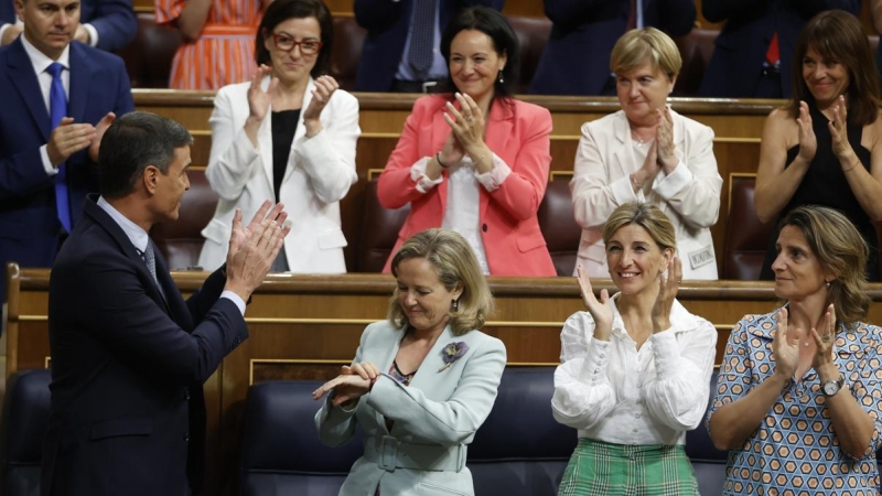 El presidente del Gobierno, Pedro Sánchez, recibe los aplausos de la bancada socialista tras una de sus intervenciones en el debate sobre el estado de la nación que comienza este martes en el Congreso, a 12 de julio de 2022.