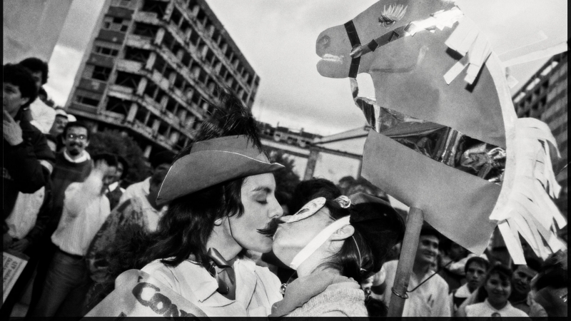 'El beso' (1993), fotografía mítica de Yolanda Andrade capturando el Orgullo LGTBIQ.