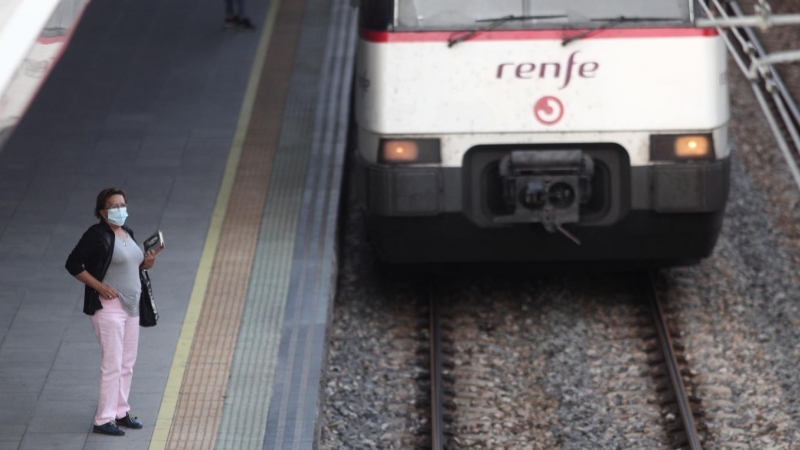 Una pasajera espera en el andén de la estación de tren de Renfe de Alcorcón, en Alcorcón, Madrid, (España), a 16 de septiembre de 2020. (Archivo).