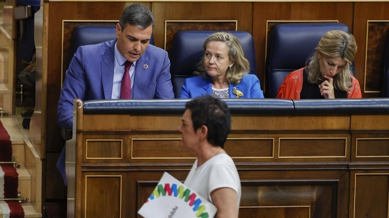 La portavoz de EH Bildu, Mertxe Aizpurua, pasa por delante del presidente del Gobierno, Pedro Sánchez, durante el debate sobre el Estado de la Nación, a 13 de julio de 2022.