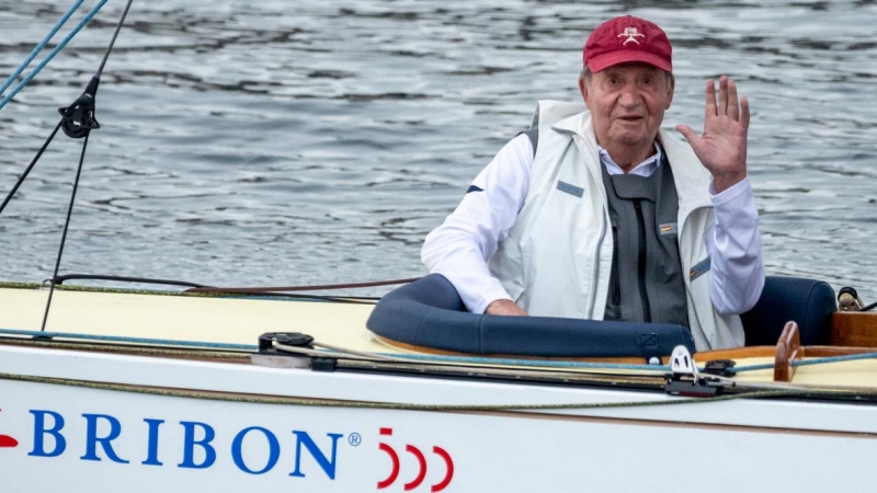 13/07/2022 - Foto del rey emérito de España, Juan Carlos I, saludando desde su barco 'Bribón', en la localidad gallega de Sanxenxo, el 21 de mayo de 2022.