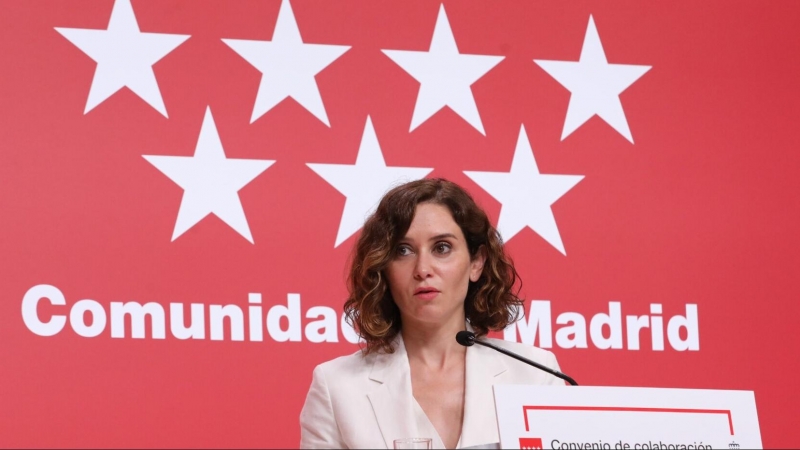 La presidenta de la Comunidad de Madrid, Isabel Díaz Ayuso, interviene tras la firma del convenio de transporte con el presidente de la Junta de Castilla La-Mancha