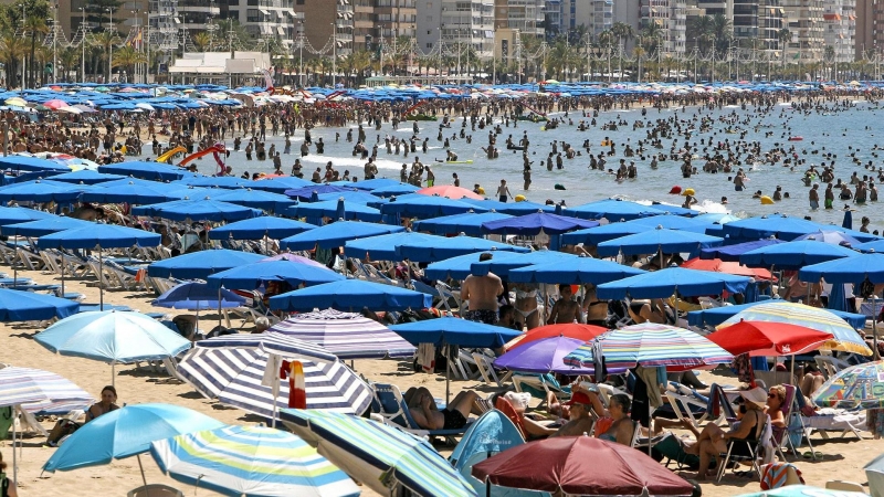 13/07/2022 - La platja de Benidorm plena aquesta setmana.