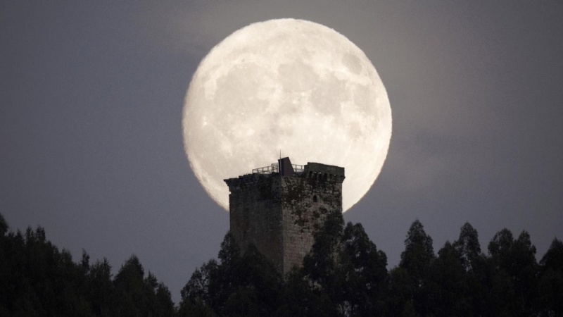 (13/7/2022) La Superluna tras el Castillo de Andrade (A Coruña), en la madrugada del 13 de julio.