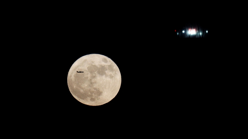 (14/7/2022) La Superluna vista desde el faro de Arinaga (Gran Canaria), la madrugada del 14 de julio.