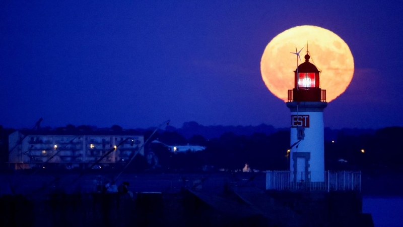 (13/7/2022) La Superluna de ciervo vista desde un faro en Saint-Nazaire (Francia), a 13 de julio de 2022.