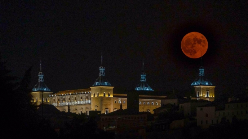 (13/7/2022) La Superluna de ciervo vista desde Toledo, en la noche del 13 de julio de 2022.