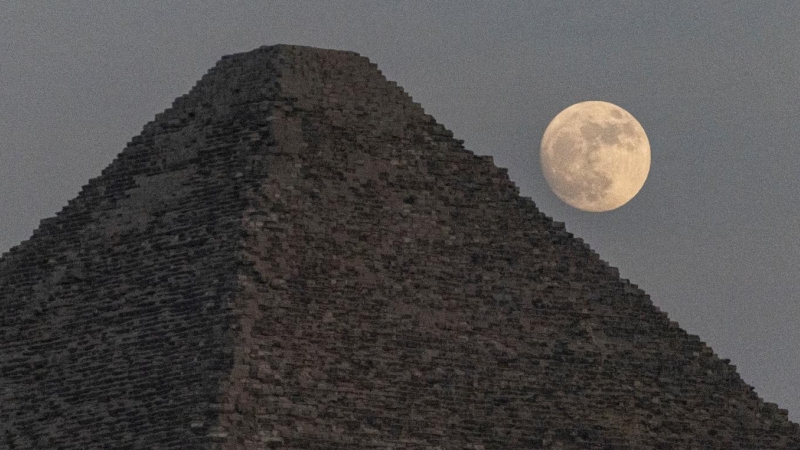 (12/7/2022) La Superluna de ciervo vista desde la Gran Pirámide de Guiza, a 12 de julio de 2022.