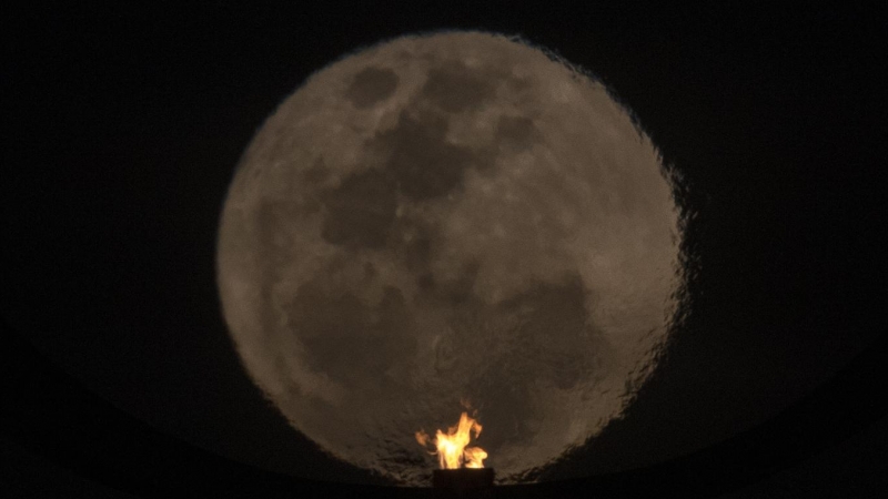 (13/7/22) Fotografía de la superluna del ciervo a través del fuego que se enciende en el Panteón de la Patria y la Libertad, el 13 de julio de 2022 en Brasilia (Brasil).