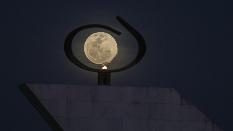 (13/7/2022) Fotografía de la superluna del ciervo a través del Panteón de la Patria y la Libertad, hoy en Brasilia (Brasil), el 13 de julio de 2022.