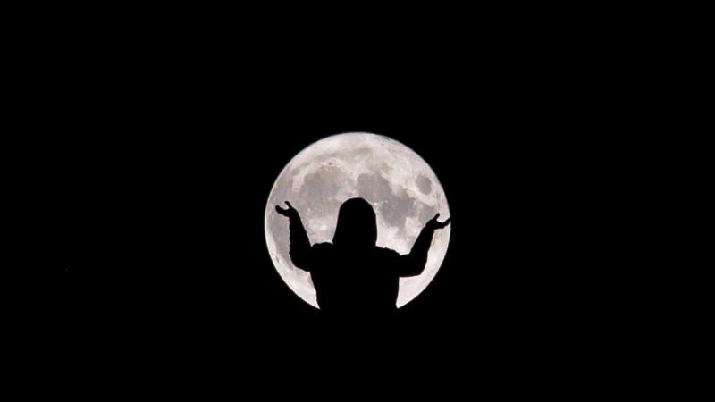 (13/7/2022) La 'superluna del ciervo' vista desde Palma con la estatua de Santa María que corona la catedral, a 13 de julio de 2022.